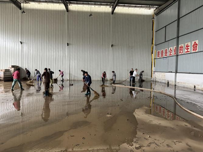 车间地面淌满真石漆的故障搅拌罐现场