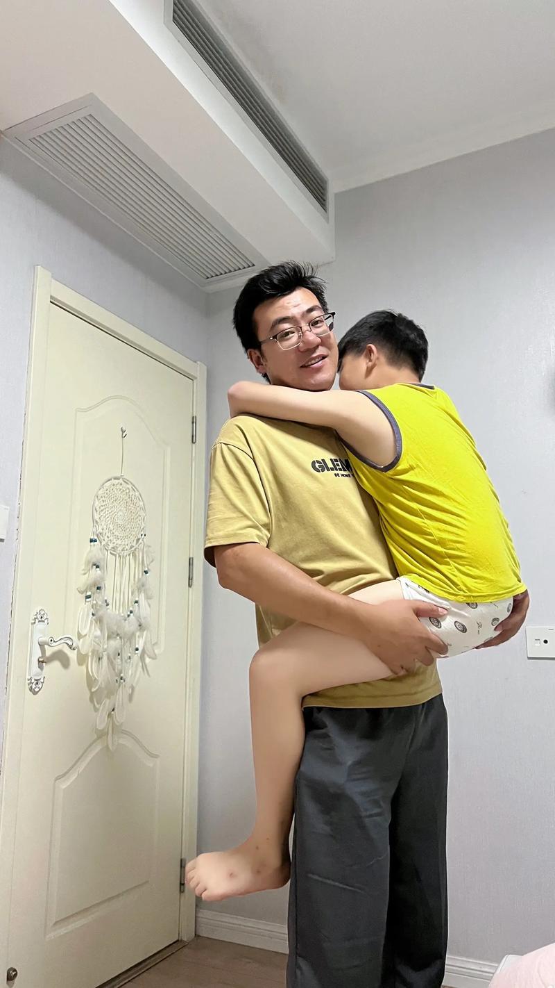 温柔教养父亲拥抱哭泣男孩
