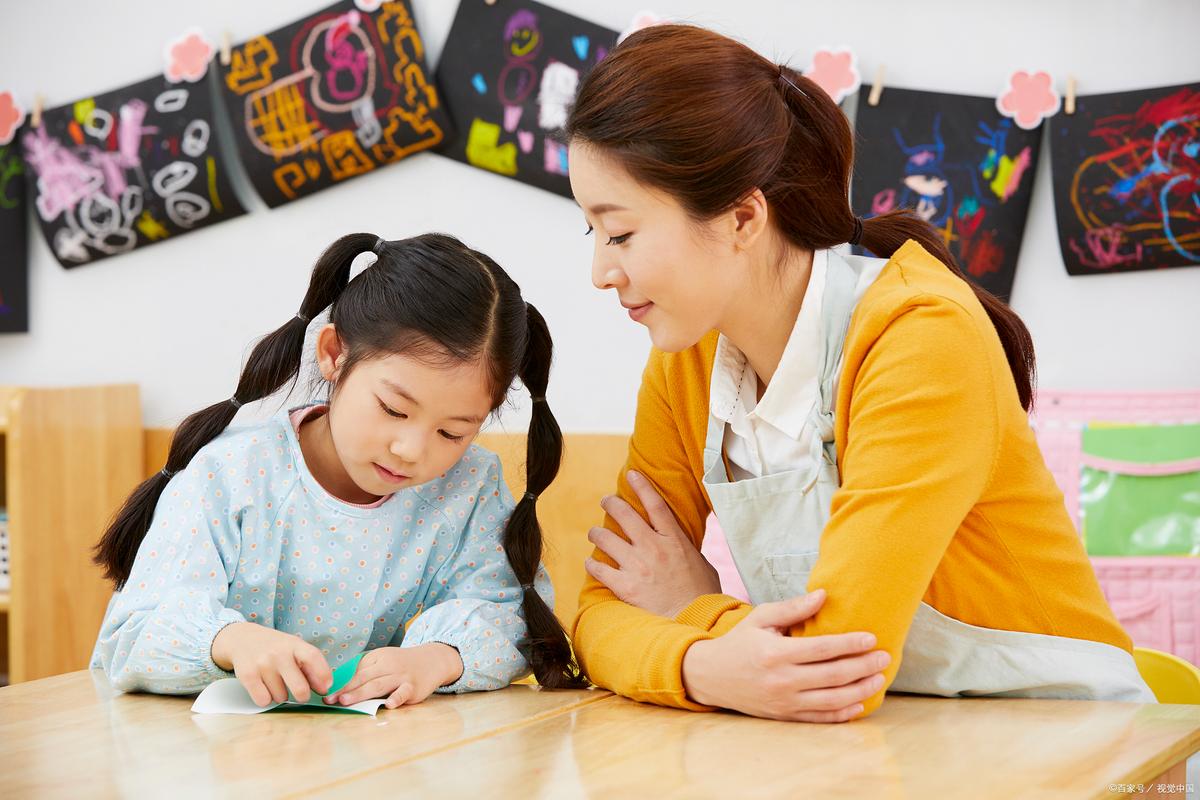 家长正确引导独生子女分享玩具的场景