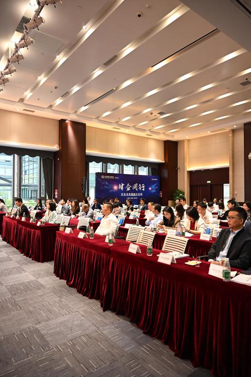 律师团队对接债务追偿案件会议室讨论场景