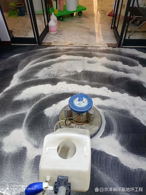 干毛巾按压地毯吸取多余污渍图
