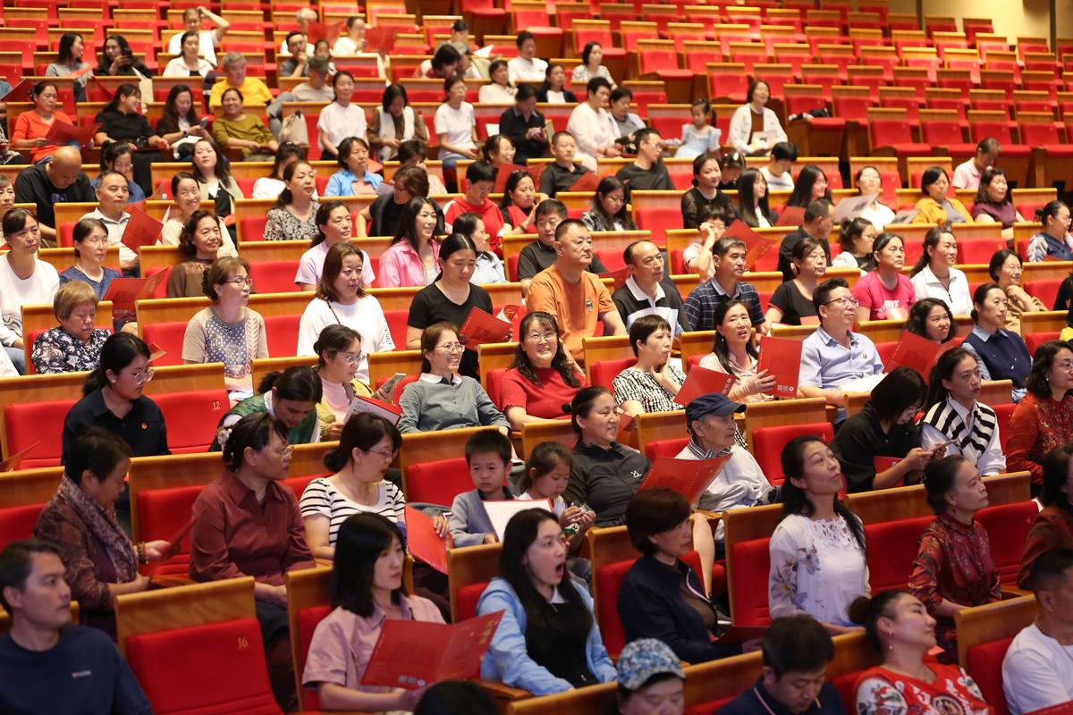 公众演讲台上视角台下观众群实拍