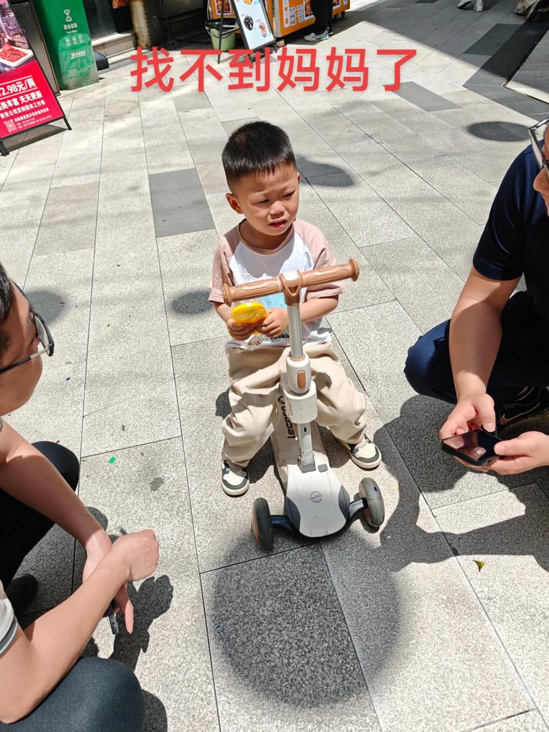 商场里孩子走失的家长焦急寻找