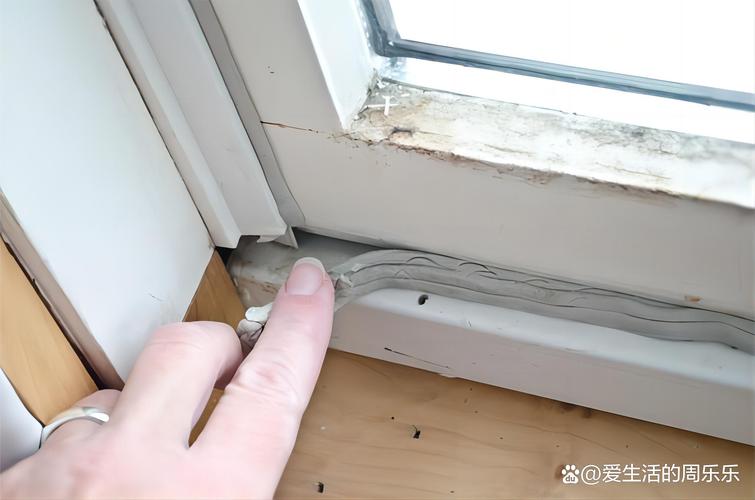 关闭卧室主灯检测窗框缝隙漏光实拍