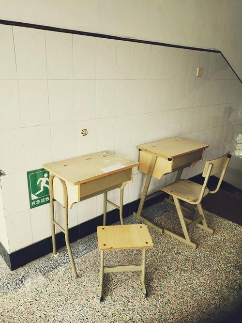 学校传达室门口给学生留的充电插板和旧木座椅