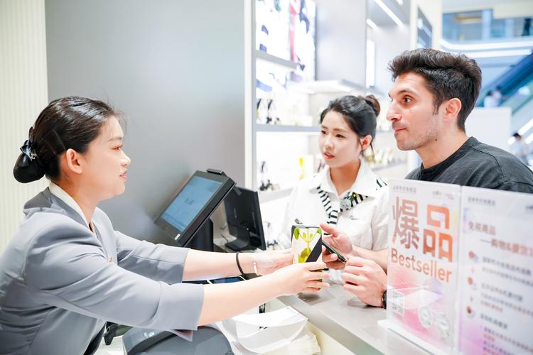 免税店内的顾客