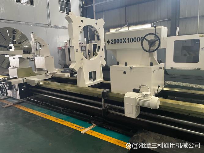 第三方工业审计人员在机械加工车间核对设备能效台账