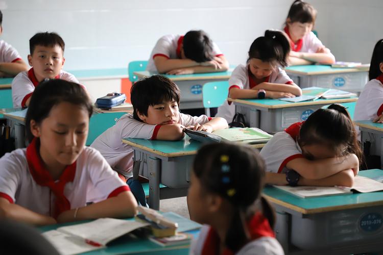小学延时服务学生在教室发呆