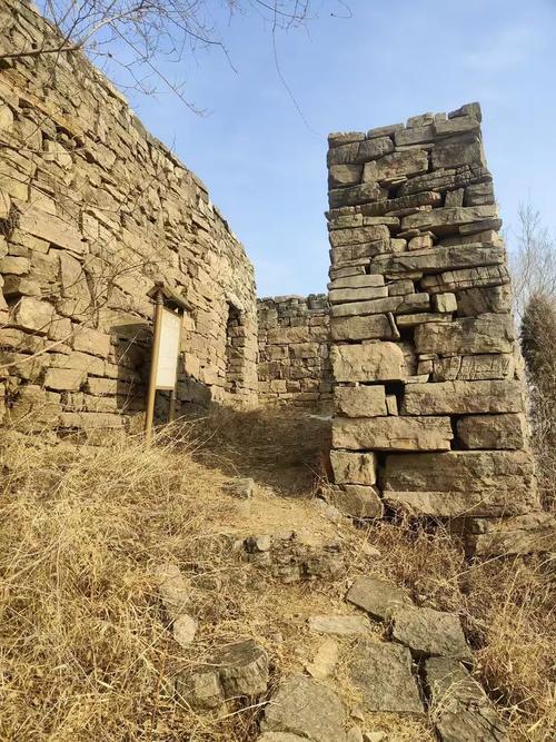 南漳张家寨残存麻条石寨墙嵌在荆山山脊