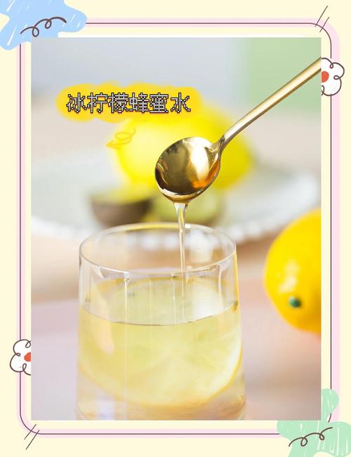 家庭自制柠檬盐蜂蜜电解质水玻璃瓶特写