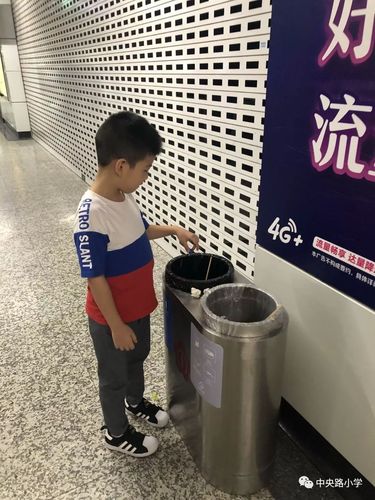 地铁站小朋友攥着糖纸找垃圾桶