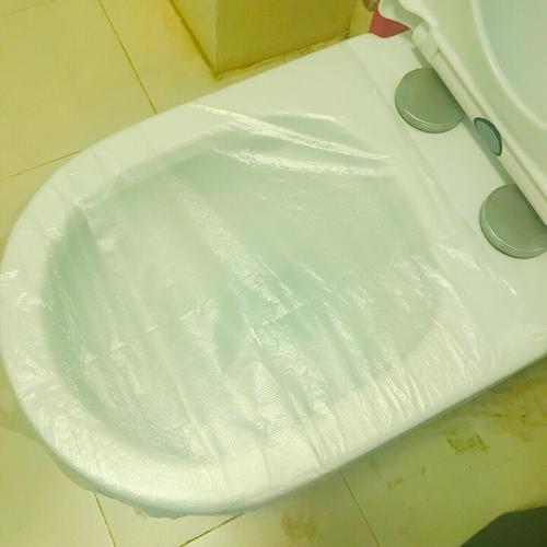 用保鲜膜裹住马桶边缘焖泡尿垢操作实景图