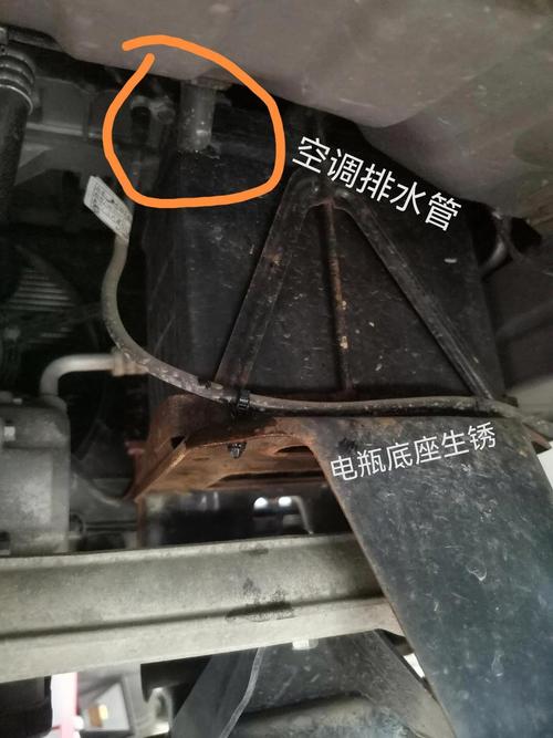 汽车底盘空调排水口老化堵塞实拍