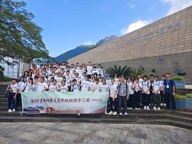 研学旅行学生蹲在地质公园入口写作业