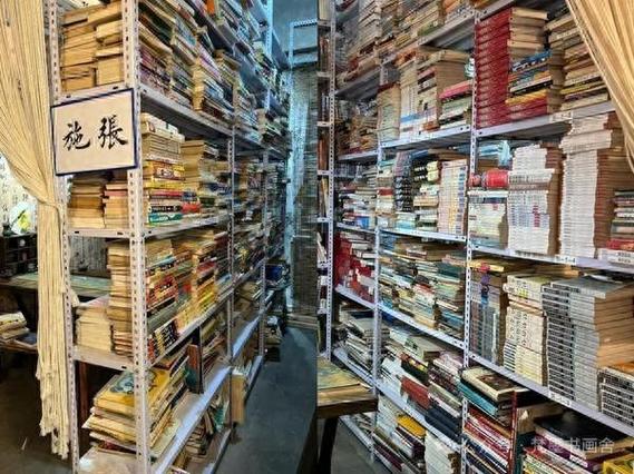 法律职业资格证备考书籍堆叠场景，旧书翻烂的特写