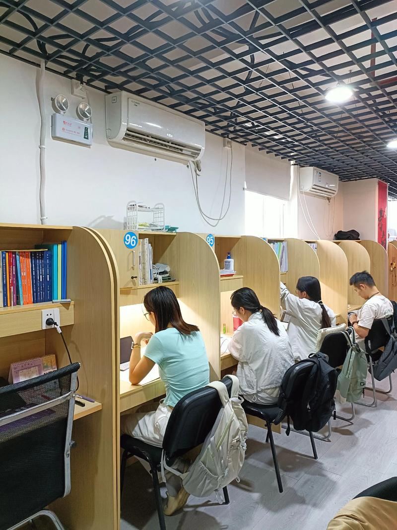 考研人暑期留校复习自习室