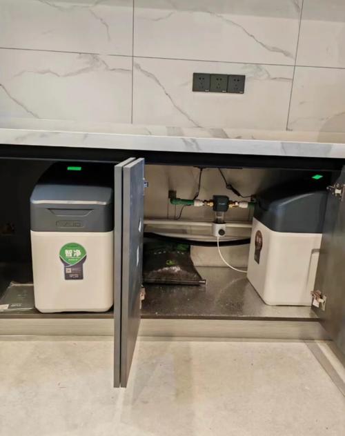 小户型厨房柜式软水机安装实景图