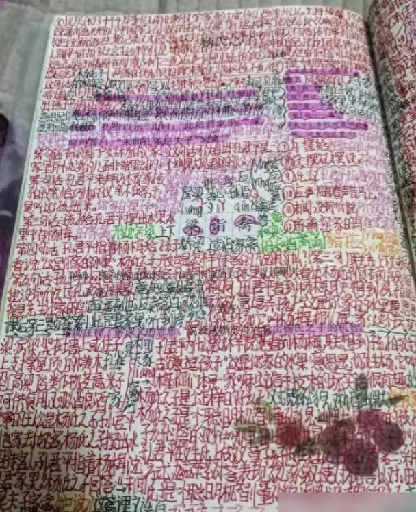 用户对着堆满未读笔记的屏幕叹气