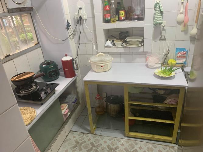 3平米老式出租屋拥挤厨房实景