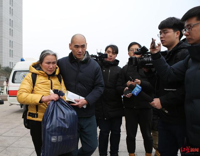 老人拿着房产证坐在法院门口抹泪