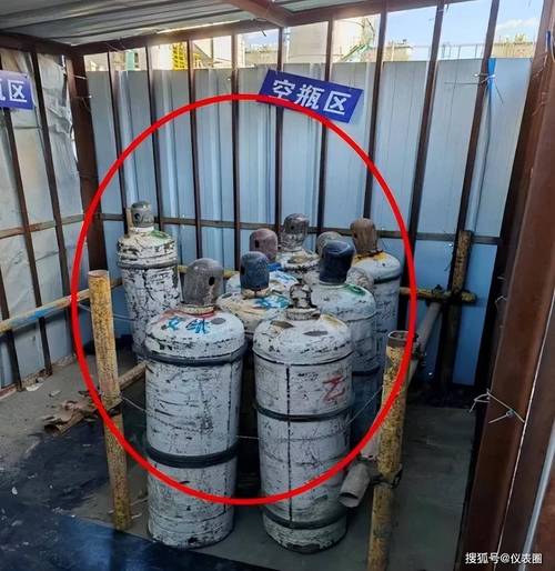 化工厂乙炔钢瓶集群存放区安全标识