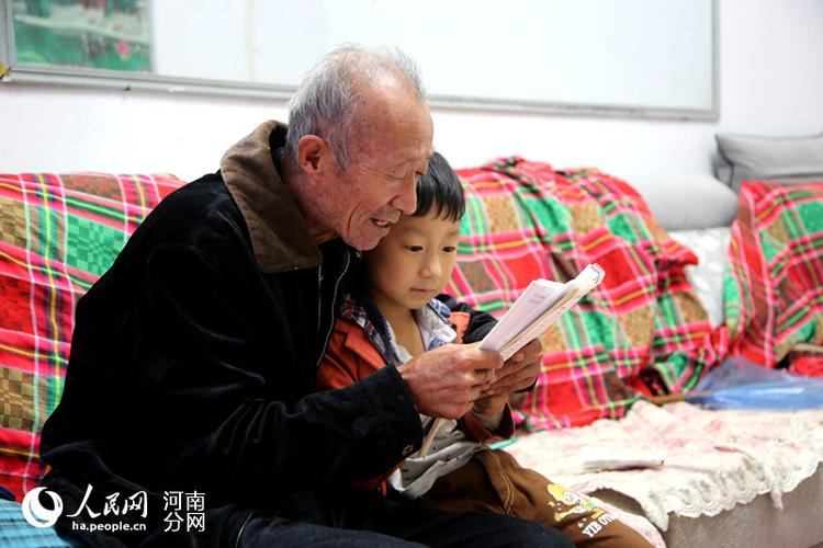 客厅沙发爷爷给孙辈讲睡前故事实拍