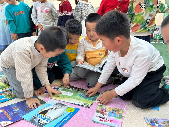 幼儿园中班早期阅读集体活动场景