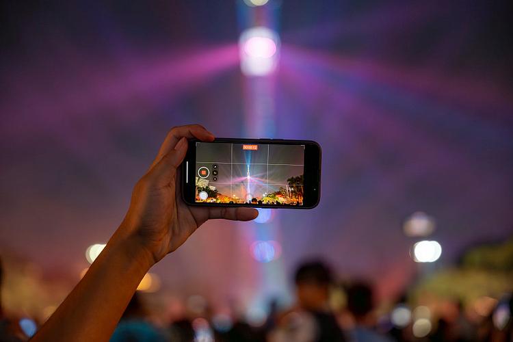 手机摄影夜景手持稳定姿势示意图