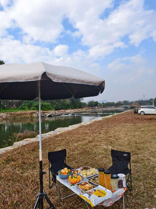 南漳云台山水库岸边草地露营野餐场景
