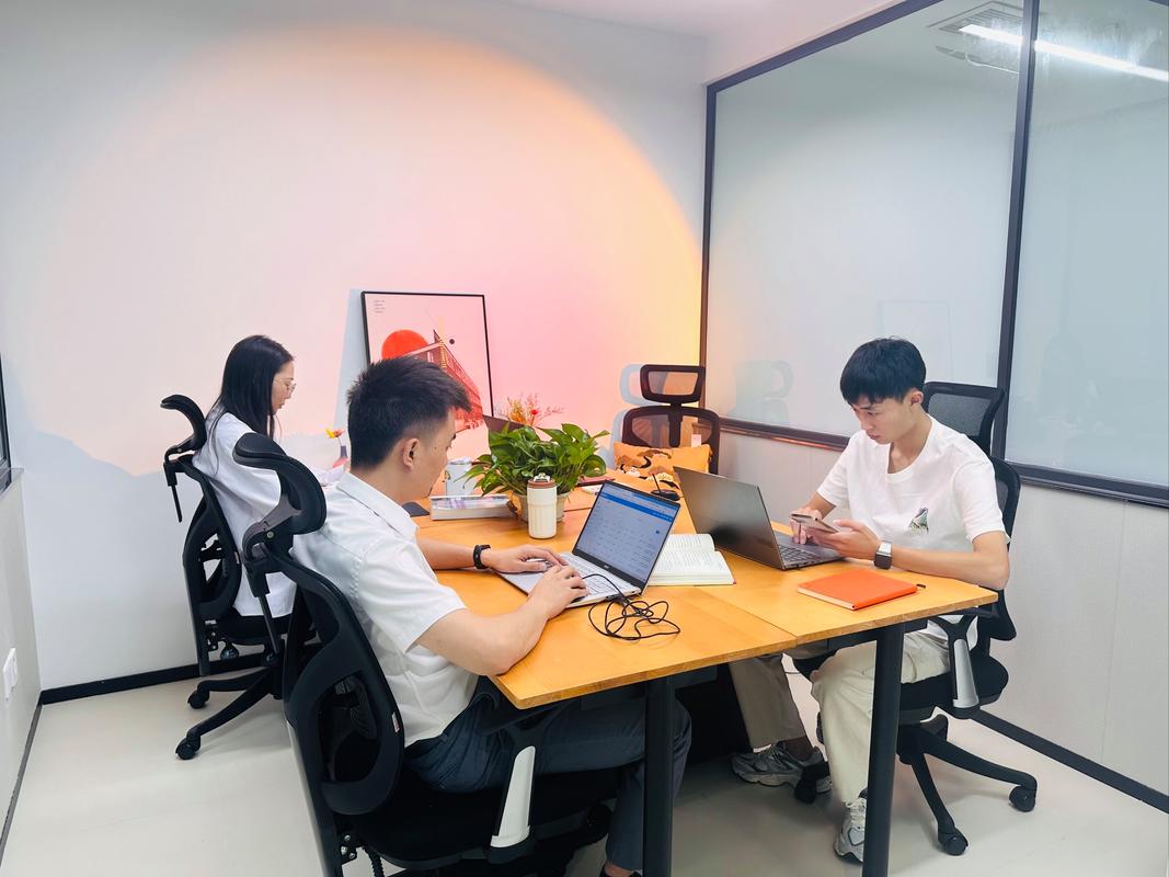 中小企业员工在开放式办公室讨论项目
