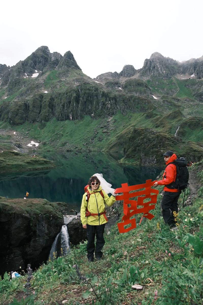 山顶婚礼宾客穿着冲锋衣参加仪式