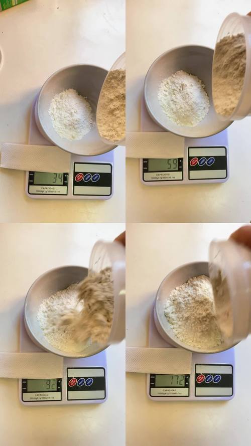 烘焙新手厨房秤称低筋面粉操作场景