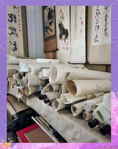 传统书画装裱师用浆糊托裱宣纸