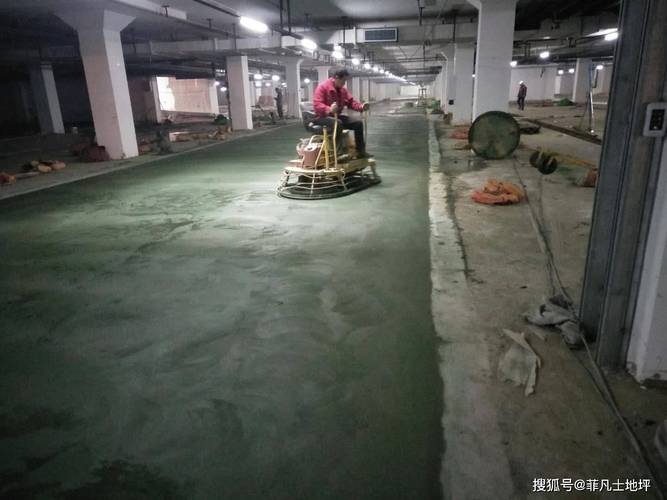 金刚砂耐磨工业地坪施工撒料过程