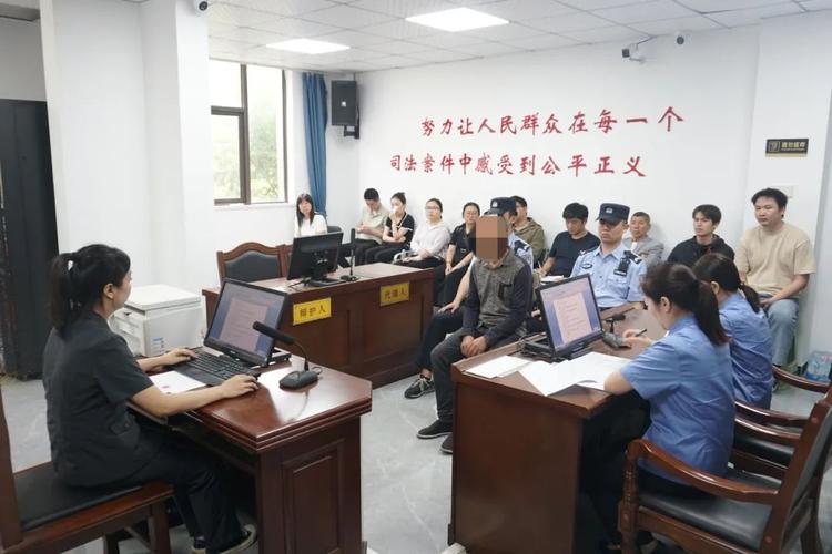 法院公开审理高空抛物侵权赔偿案件现场