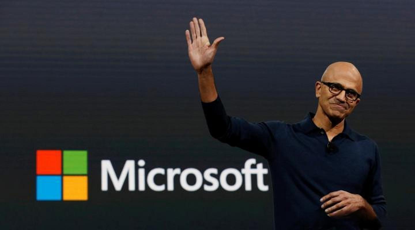 微软CEO纳德拉演讲幻灯片展示Microsoft loves Linux
