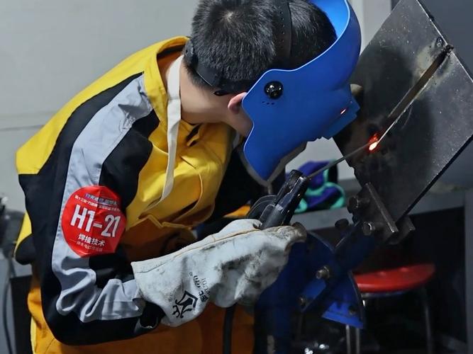 十岁小大人跟着工厂爸爸学习焊接体验照
