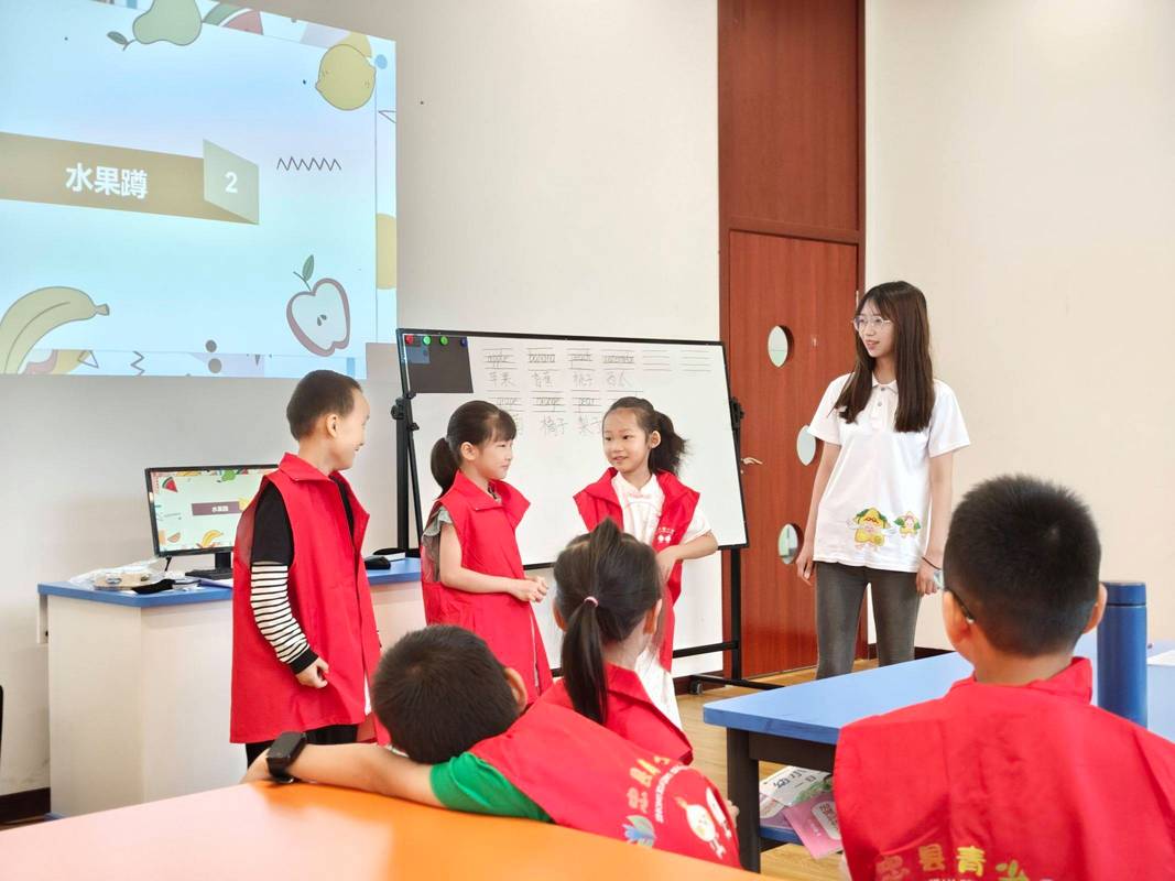 老师带领学生做睡前阅读导入游戏