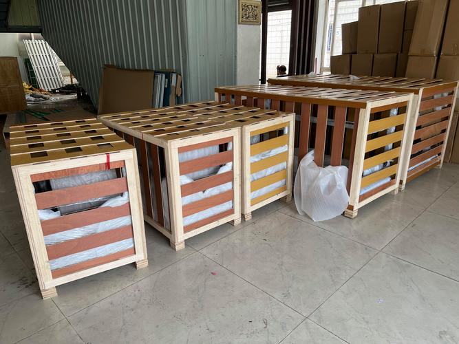 顺德乐从家具城档口堆放的待发货白牌家具包装箱