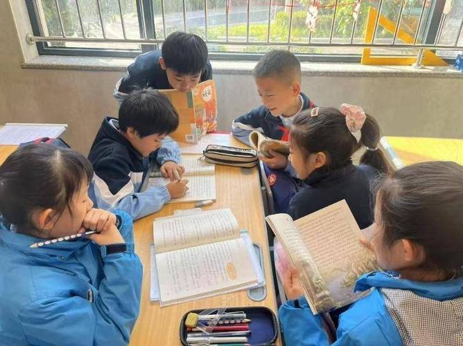 小学课堂内学生在语文课上进行小组讨论生命意义