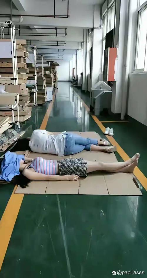 工业车间工人午休放松场景图