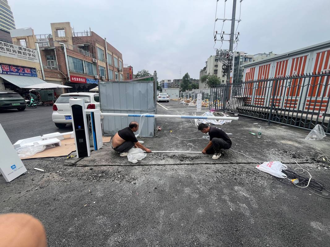 城市老旧小区改造新能源充电桩施工现场