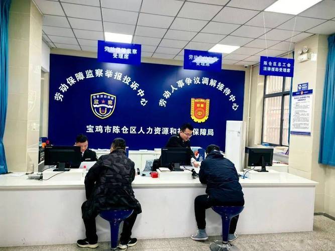 年轻人手持投诉材料站在劳动监察大队门口