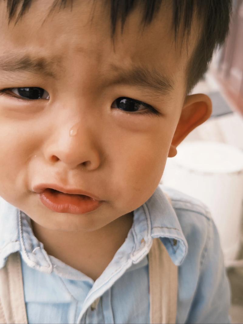 孩子生气时哭泣特写
