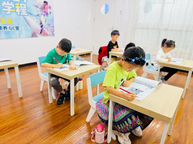 一群学龄前儿童在学前班课堂写作业