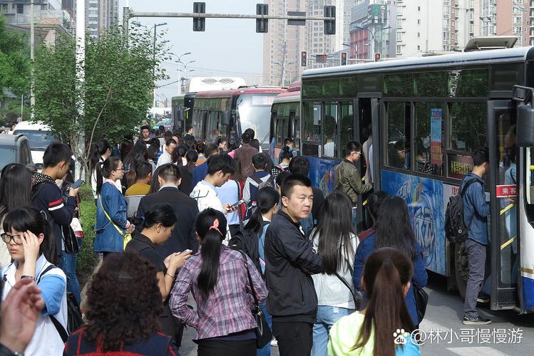 城市早高峰公交串车实拍图