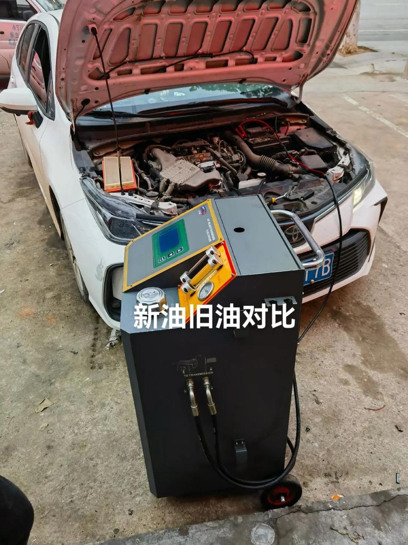 汽修车间师傅举着新旧变速箱油尺对比油样