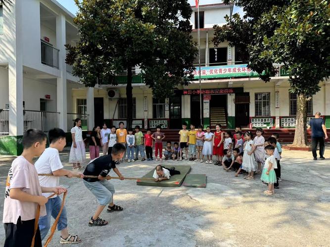 小学生防溺水安全演练户外场景