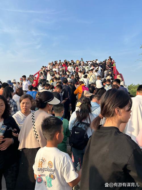 清明上河园售票大厅排队