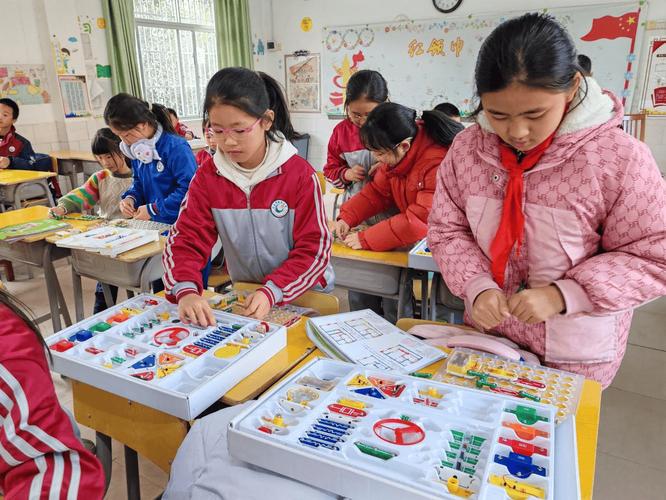 小学课后服务手工社团活动场景